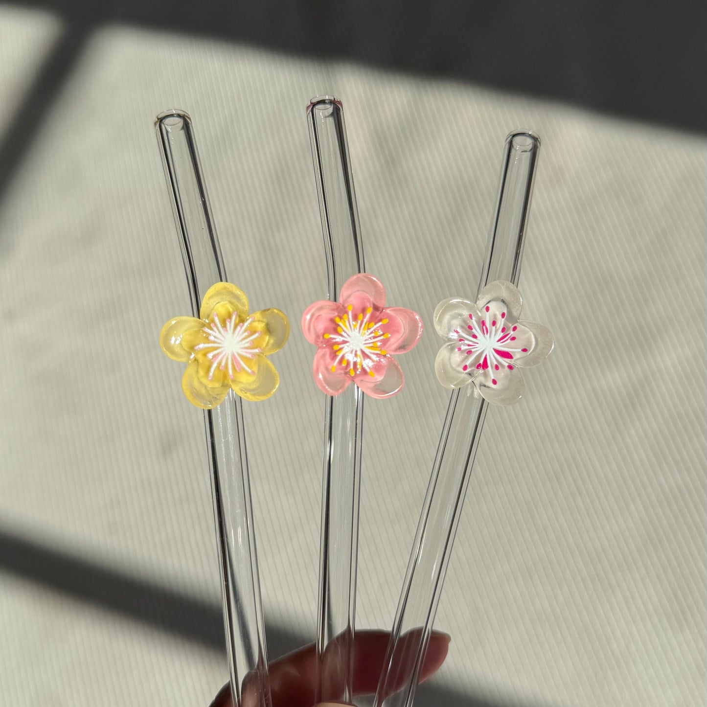 Glassugrör med blomma