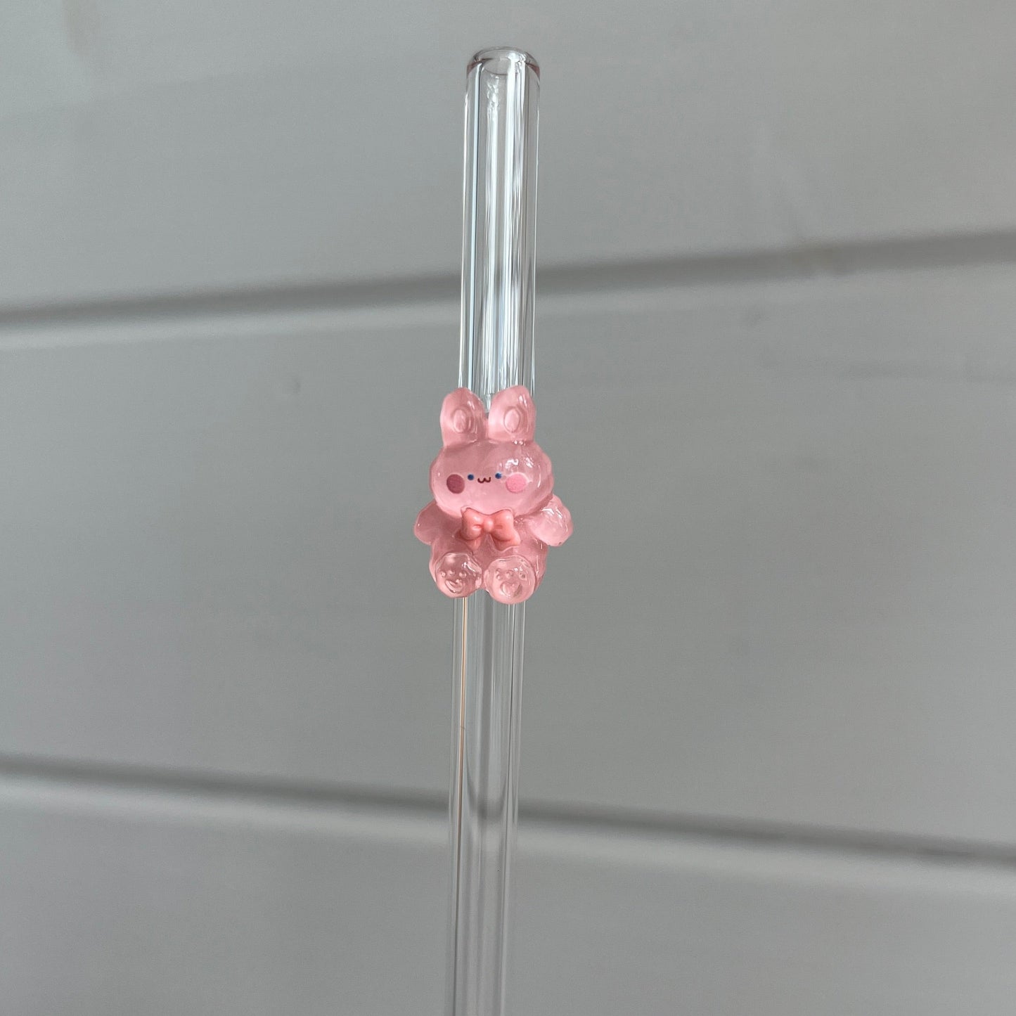 Glassugrör med figur