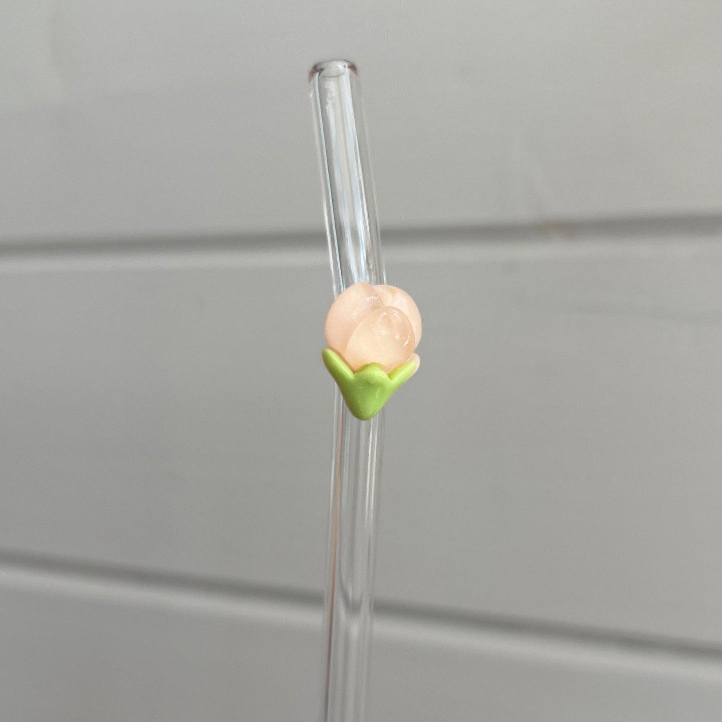 Glassugrör med blomma