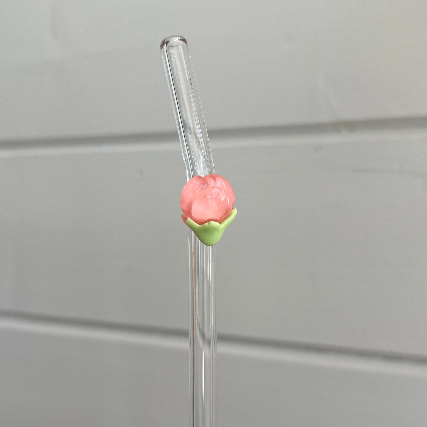 Glassugrör med blomma