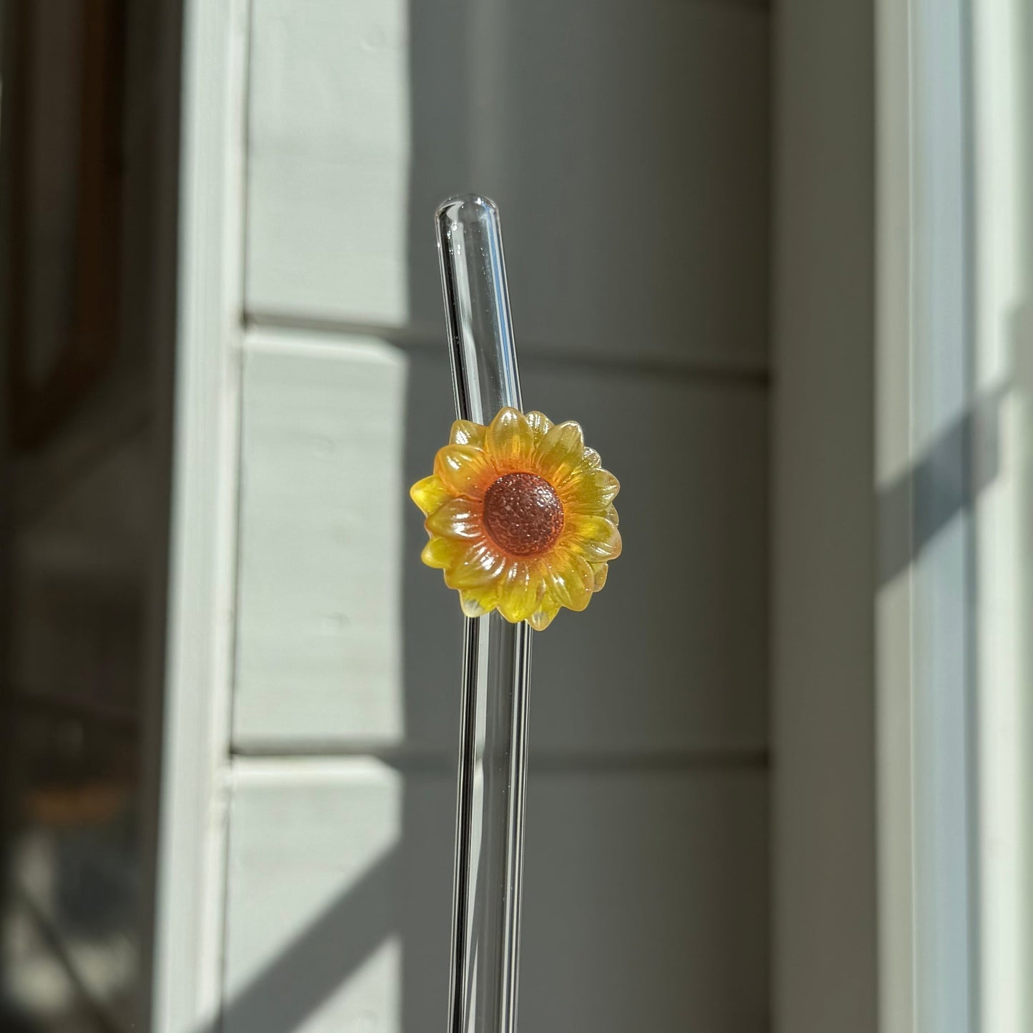 Glassugrör med blomma