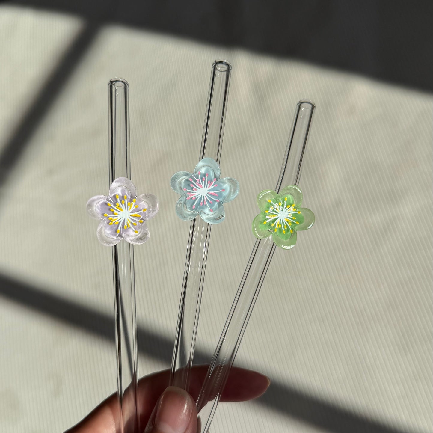 Glassugrör med blomma
